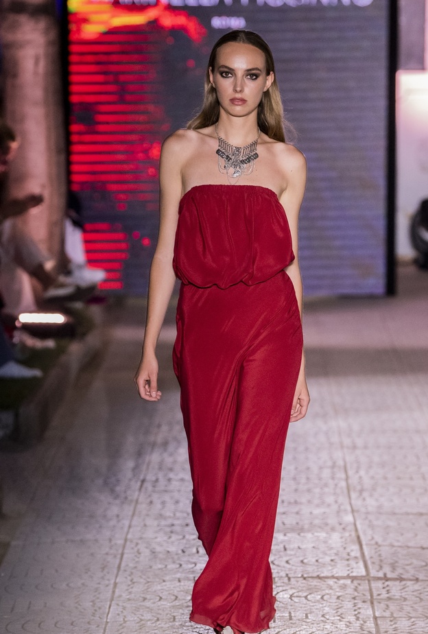 بناطيل باللون الأحمر سترافق أناقتك في عيد الحب 2023