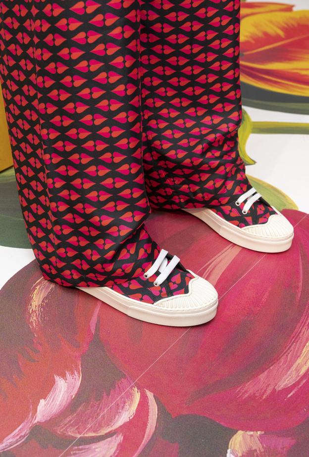 تصميم حذاء عملي ومريح باللّون الأحمر من Max Mara With Lily Aledrige