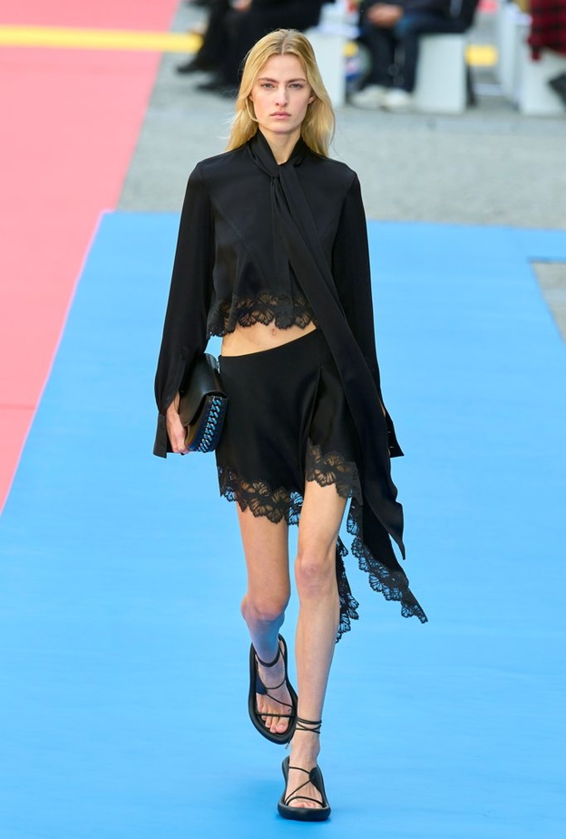 7 منصات برز عليها الخصر المنخفض في عروض ربيع وصيف 2023