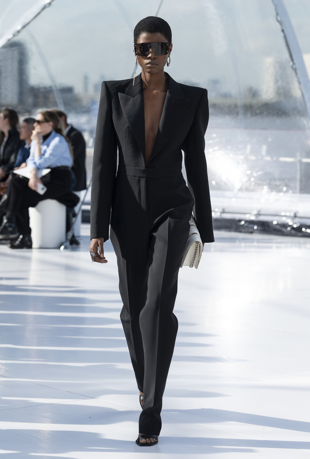 إطلالة لافتة ومميّزة من Alexander McQueen