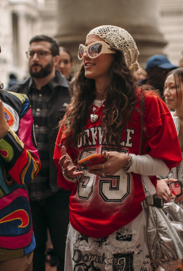 جيل Z يسيطر على أسبوع نيويورك للموضة من خلال إطلالات جريئة ومتفرّدة