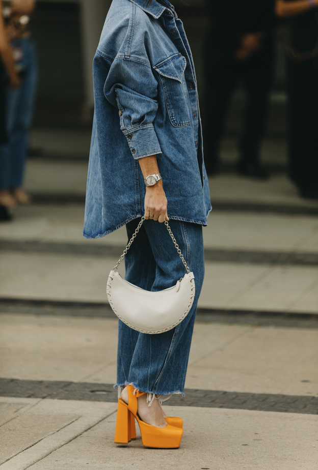 تنسيق حذاء بلاتفورم باللّون البرتقالي مع إطلالة بالدنيم من Street style