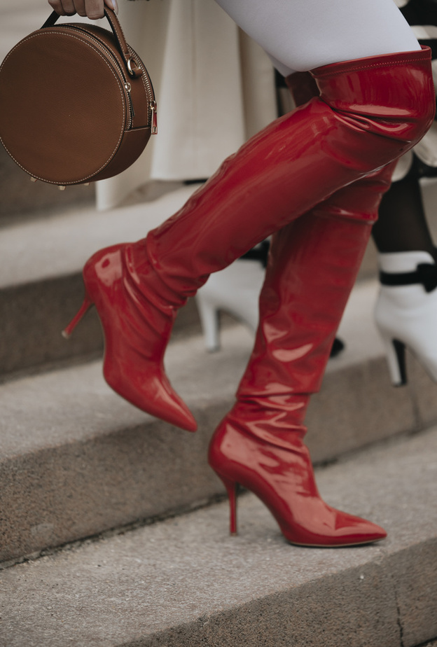 تنسيقات عصرية للحذاء الأحمر المميّز من Street style