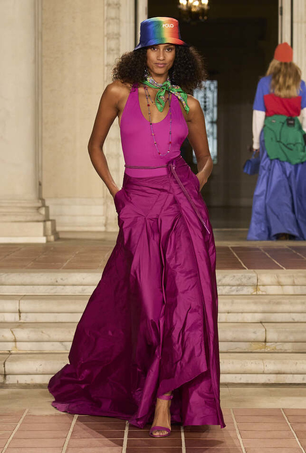 إطلالة بألوان لافتة من Ralph Lauren