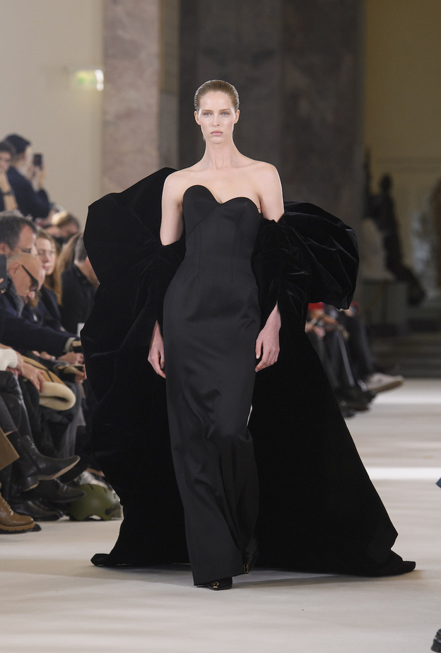  تنسيق الكاب فوق فساتين السهرة لاطلالة تنبض بالفخامة 