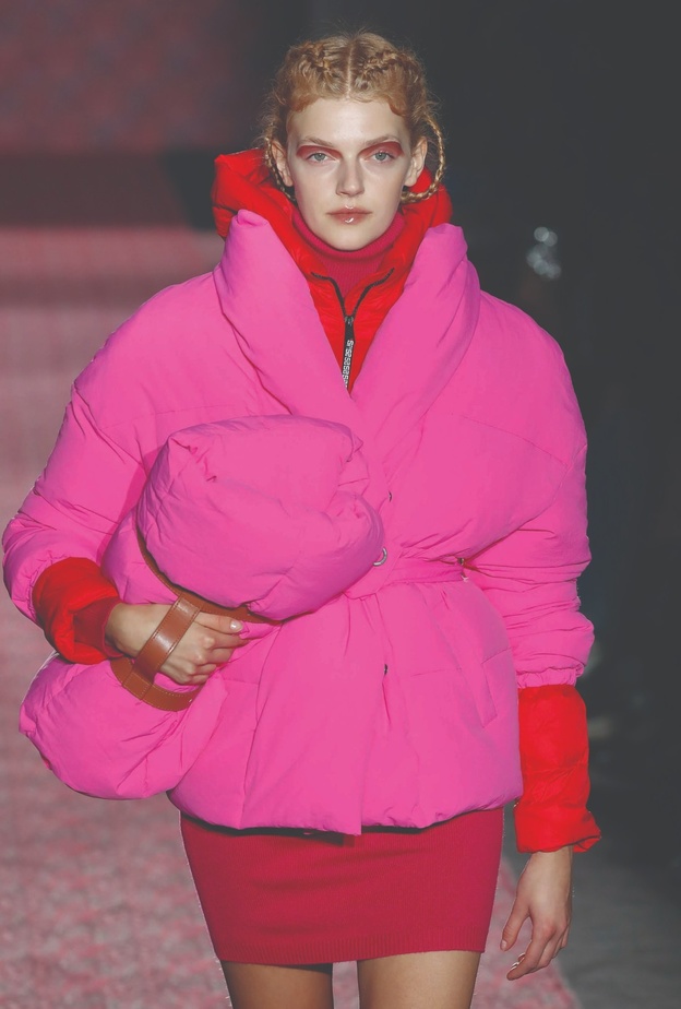 أحمر ووردي: ثنائي متضارب يسكن قلوبنا