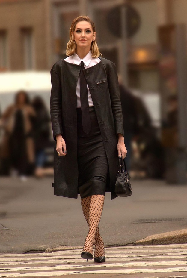 اطلالات النجمات العالميات في عروض الموضة في ميلانو 2024