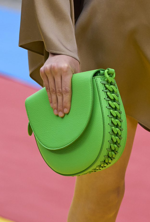 موضة الحقائب الخضراء بتدرجات عصرية