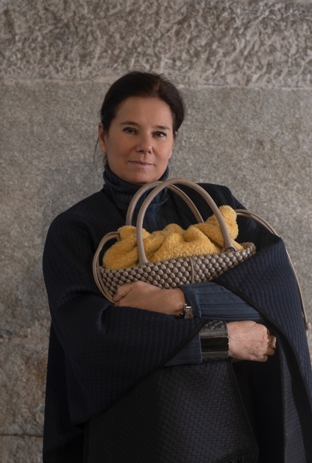 Tissa Fontaneda تروي قصّة حقائبها التي تشكل سمفونية ألوان