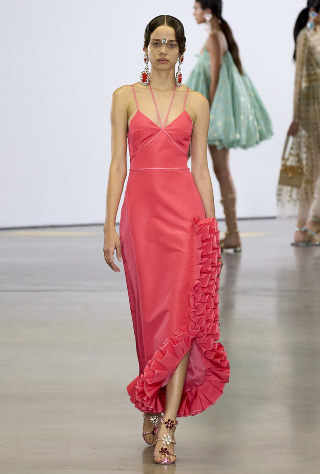 فساتين ضيقة مع الشق الجانبي في عيد الحب 2023