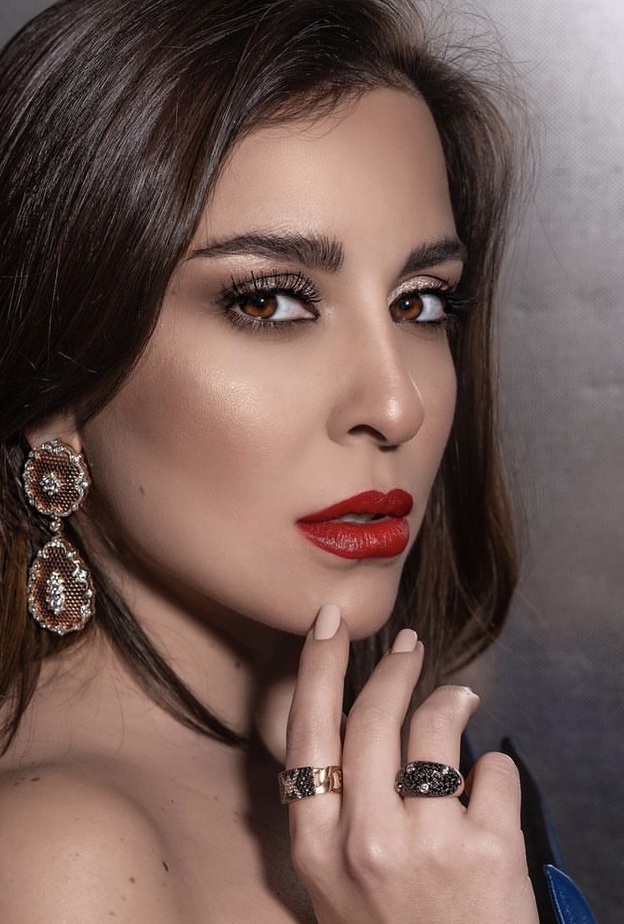 استلهمي إطلالة مجوهرات ناعمة من وحي إطلالات الممثلة سارة أبي كنعان