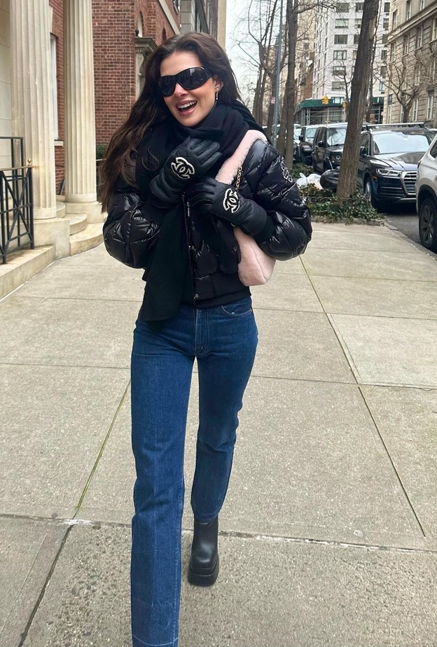 الجاكيت الجلدي القصير بات رائحا بقوة هذا الموسم