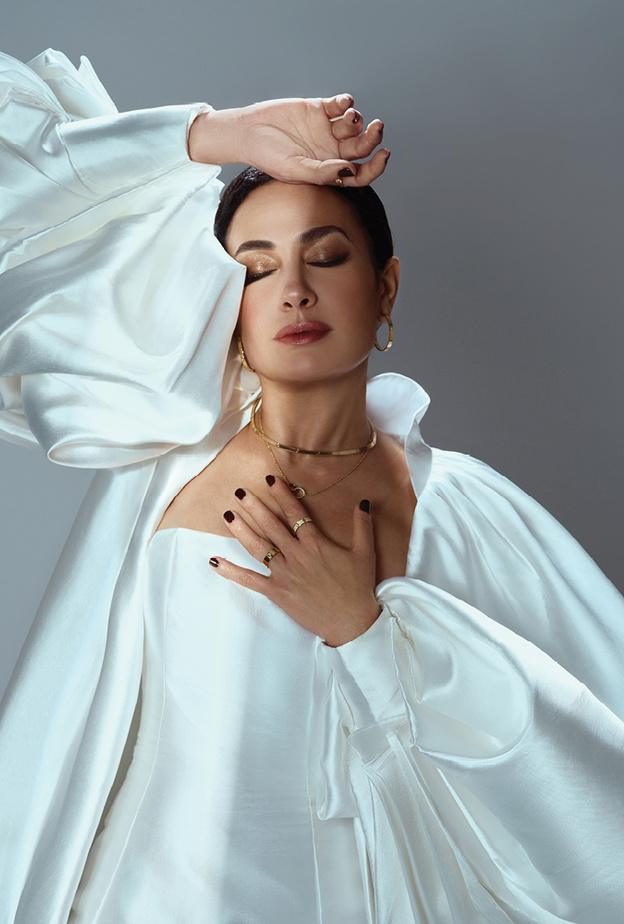 النجمة هند صبري نجمة غلاف عدد فبراير من مجلة "هي" 