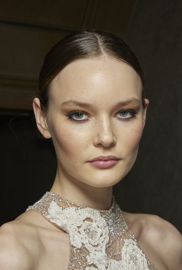 مستحضرات "صنداي رايلي" تبرز جمال البشرة في كوليس أسبوع الموضة في نيويورك