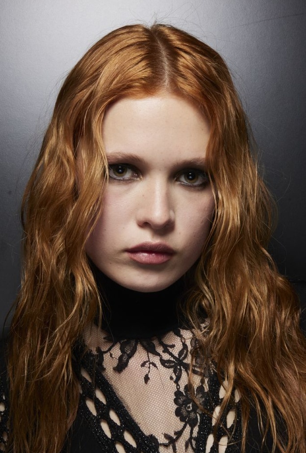 صيحات لون الشعر الرائجة لشتاء 2024 من ميلانو