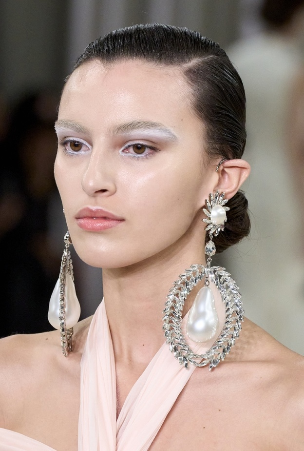 كيفية إعادة تكوين بشرة ندية في شهر فبراير