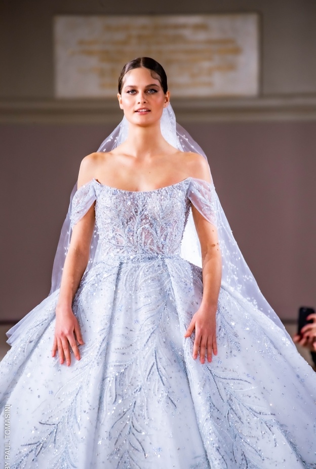 المصممة هند زيدان لـ"هي": مجموعتي في باريس جسّدت جرأة الأوركيد بسحر الأزرق