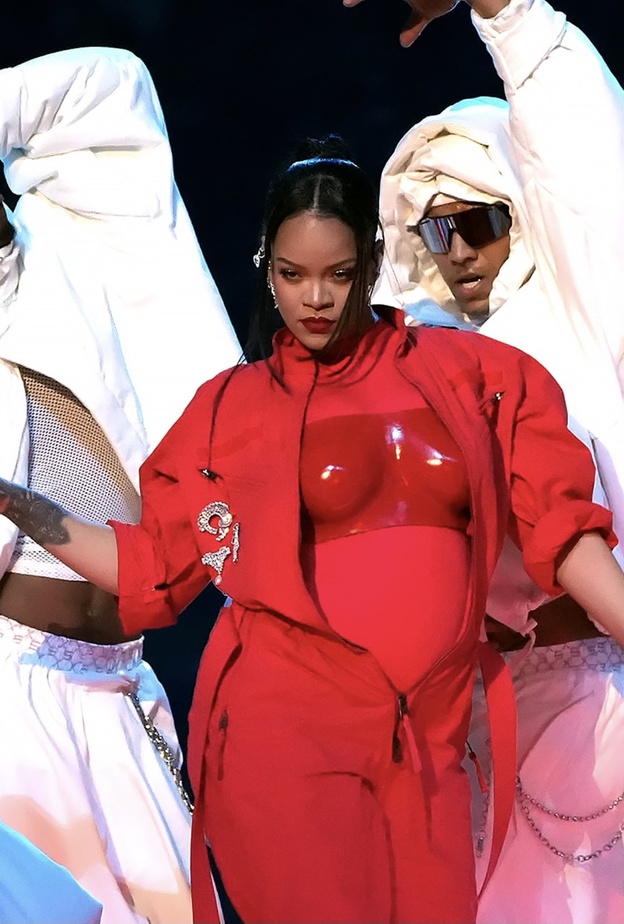 ريهانا بإطلالة جمالية أيقونية في عرض سوبر بول 2023