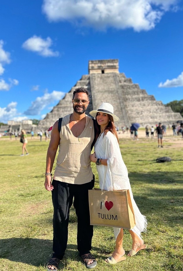 كريم فهمي وزوجته 