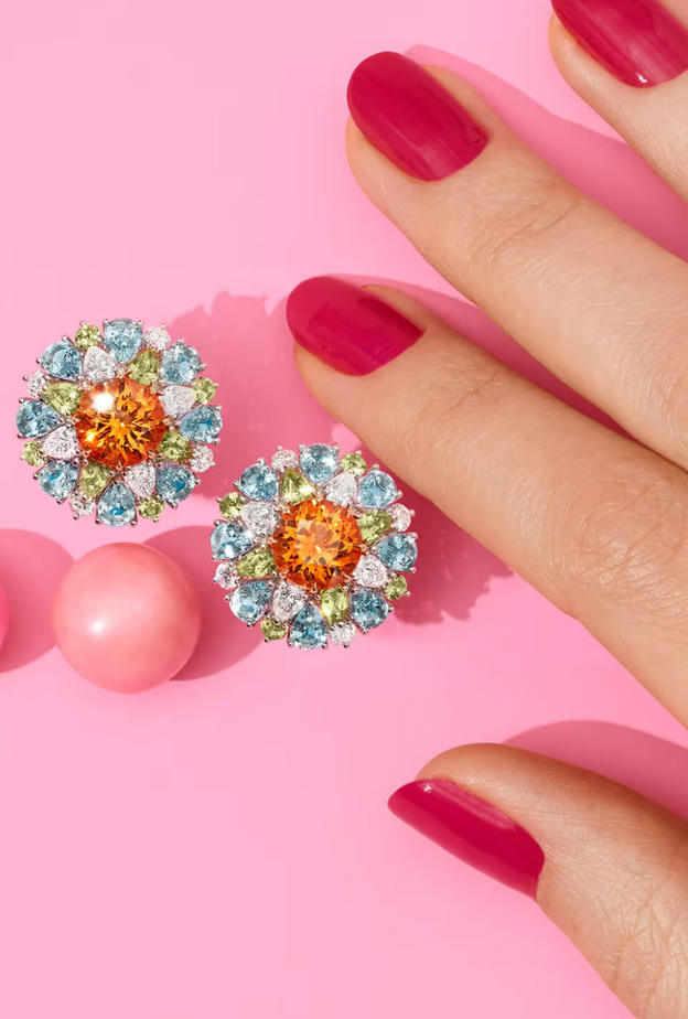 أقراط مرصعة بالأكوامارين والزبرجد والألماس من مجموعة Haary Winston Candy لهاري وينستون