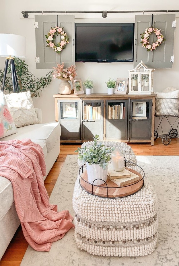 أكاليل الزهور والمفارش لديكور غرفة معيشة ربيعي