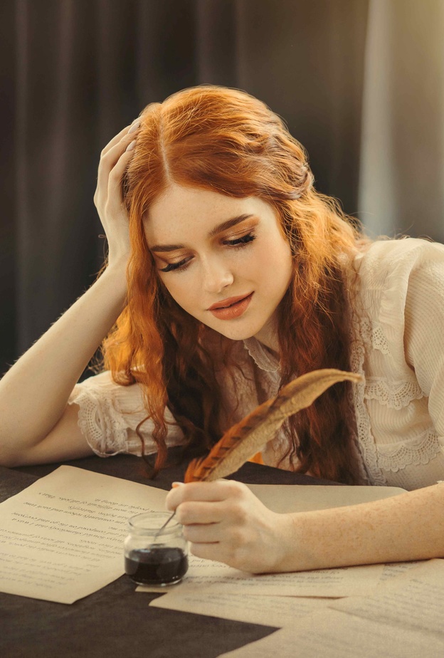 إذا كنتِ من محبي الكتابة وكانت لديكِ ملكة التأليف يمكنك امتهان مهنة التأليف