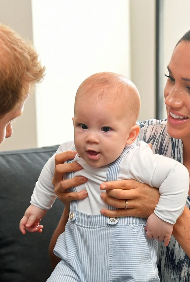 اختفاء صفحة التعريف بالأمير أرشي من موقع العائلة المالكة بعد منحه لقب أمير