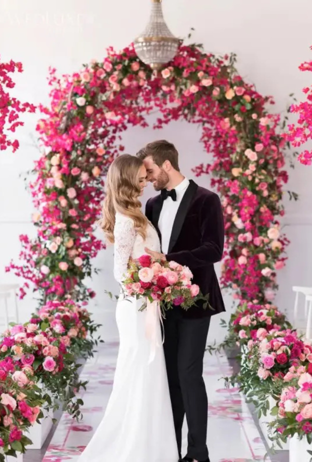 استخدمي الزهور باللون فيفا ماجنتا في كل مكان في زينة حفل زفافك