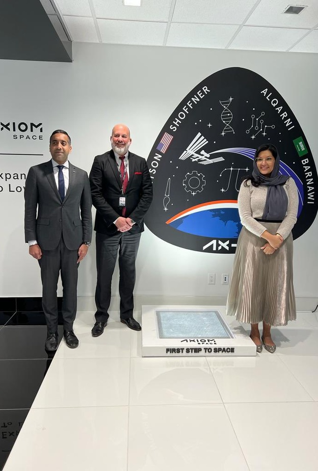 الأميرة ريما بنت بندر تزور مركز التحكم الخاص بمهمة سبيس إكس التي تنظمها وكالة الفضاء ناسا