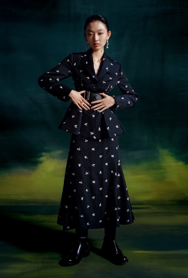 البدلة مع التنورة من مجموعة pre-fall 2023