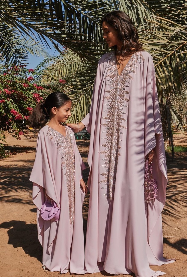 تصاميم للأم وابنتها بمناسبة عيد الام