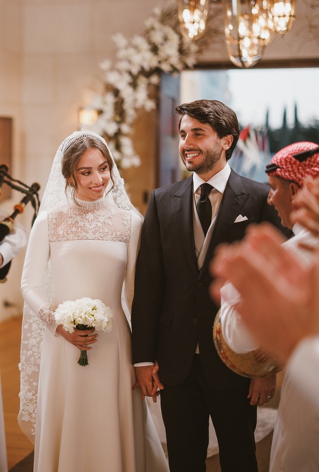 فاصيل ميّزت إطلالة الأميرة إيمان عن والدتها في يومي زفافهما 