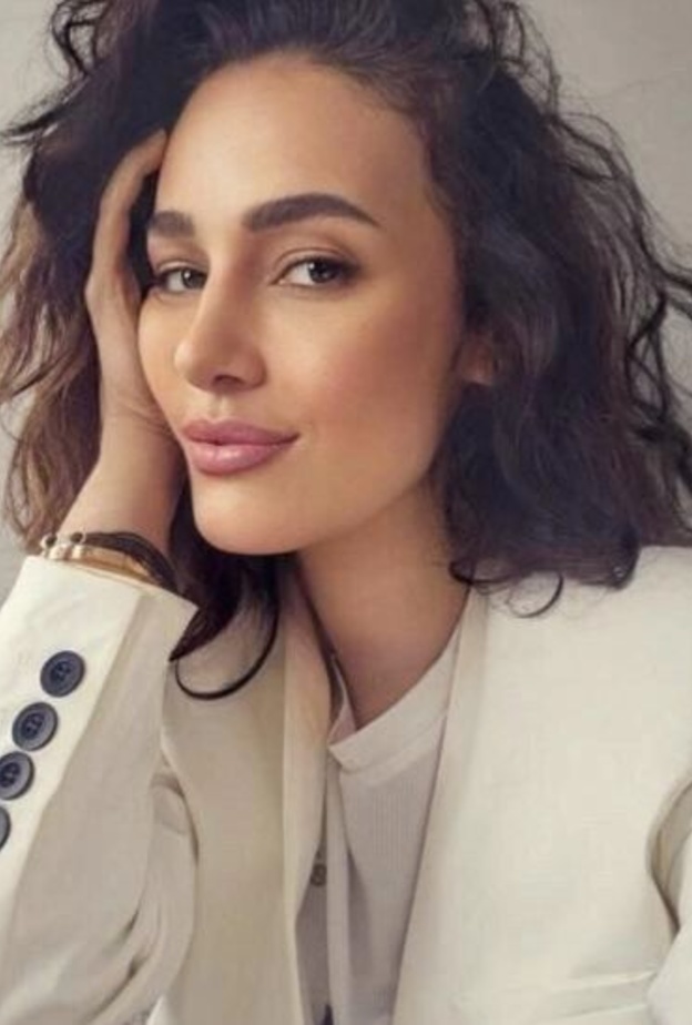 الفنانة حلا شيحة في صورة حديثة لها بعد خلعها الحجاب