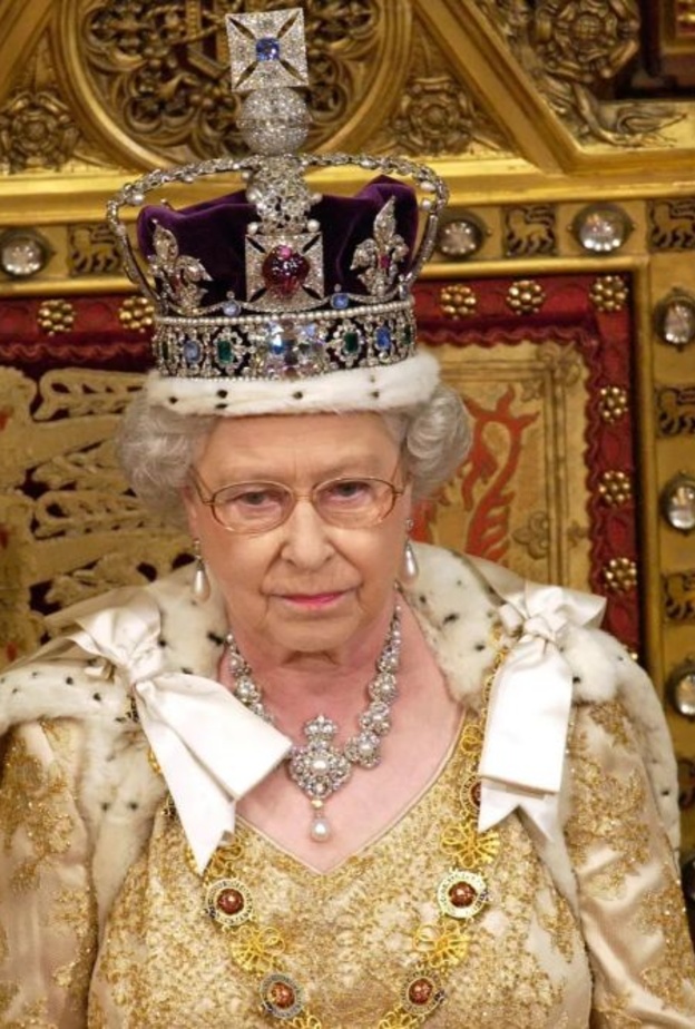 الملكة الراحلة إليزابيث الثانية بالتاج الإمبراطوري - الصورة عن حساب Davincicode7 عن إنستغرام 