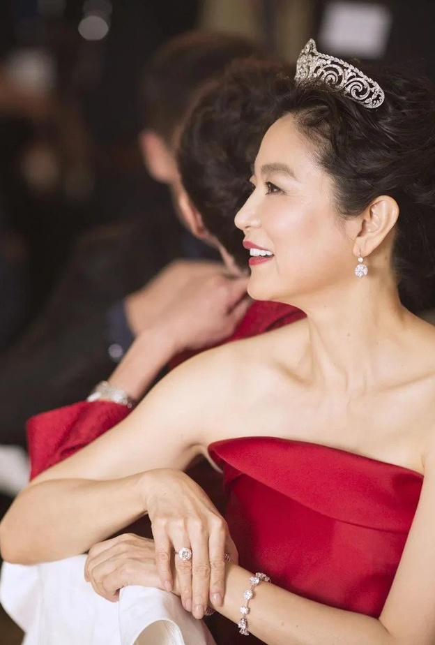 النجمة التايوانية بريجيت ين ترتدي تاج تاريخي من كارتييه