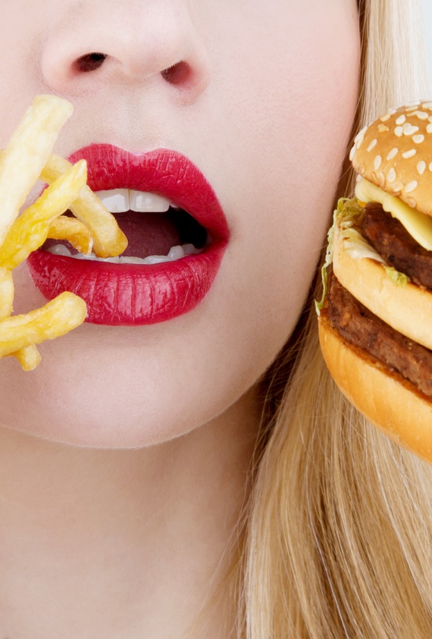 الوجبات السريعة واللحوم المصنعة مثل البرجر واللحم المقدد من الأطعمة غير الصحية