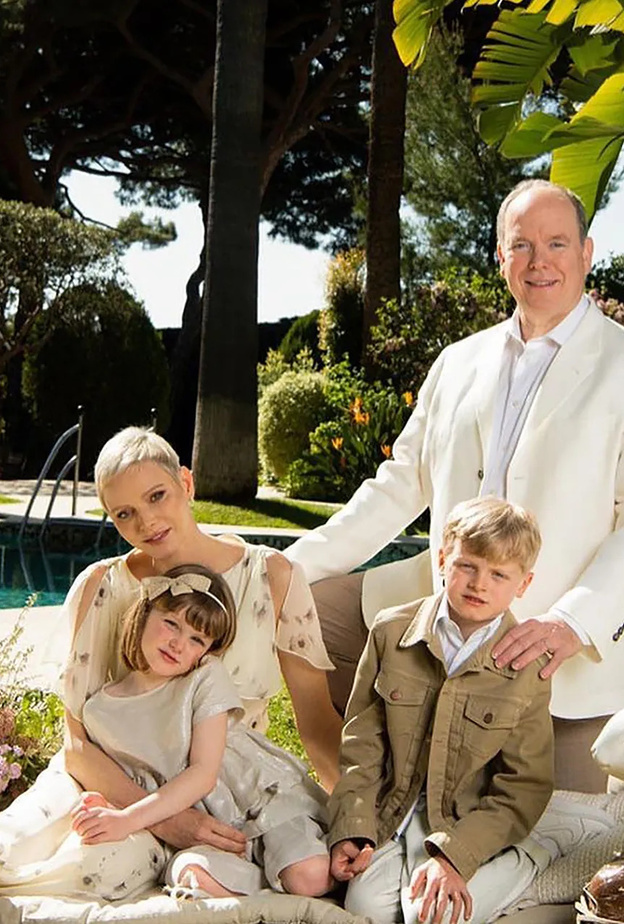 بعد نفي شائعات الطلاق...الأميرة تشارلين تظهر بخاتم خطبتها بصحبة زوجها أمير موناكو