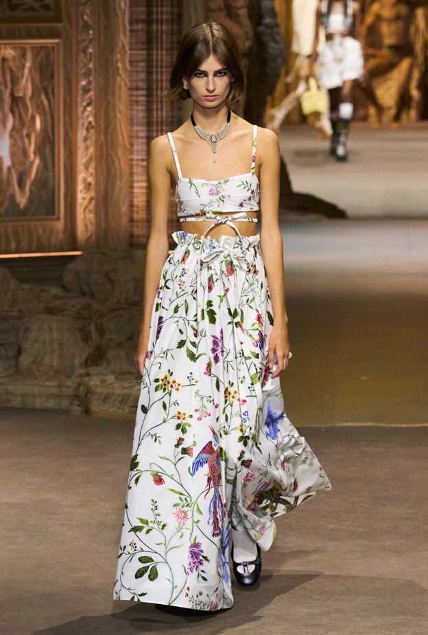 7 دور قدّمت تنانير طويلة في تنسيقات مختلفة لربيع وصيف 2023