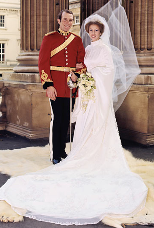فستان زفاف مستوحى من فستاتين واحدة من أشهر ملكات بريطانيا