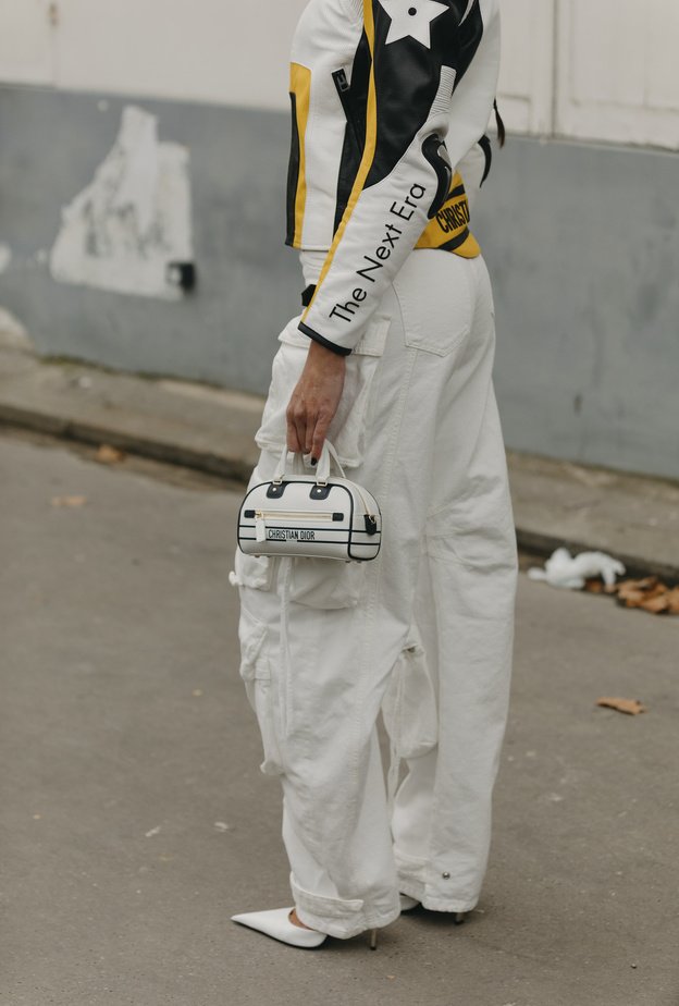 سراويل الكارغو تعيدنا إلى أيام المراهقة فكيف تنسقيها بأفضل طريقة؟