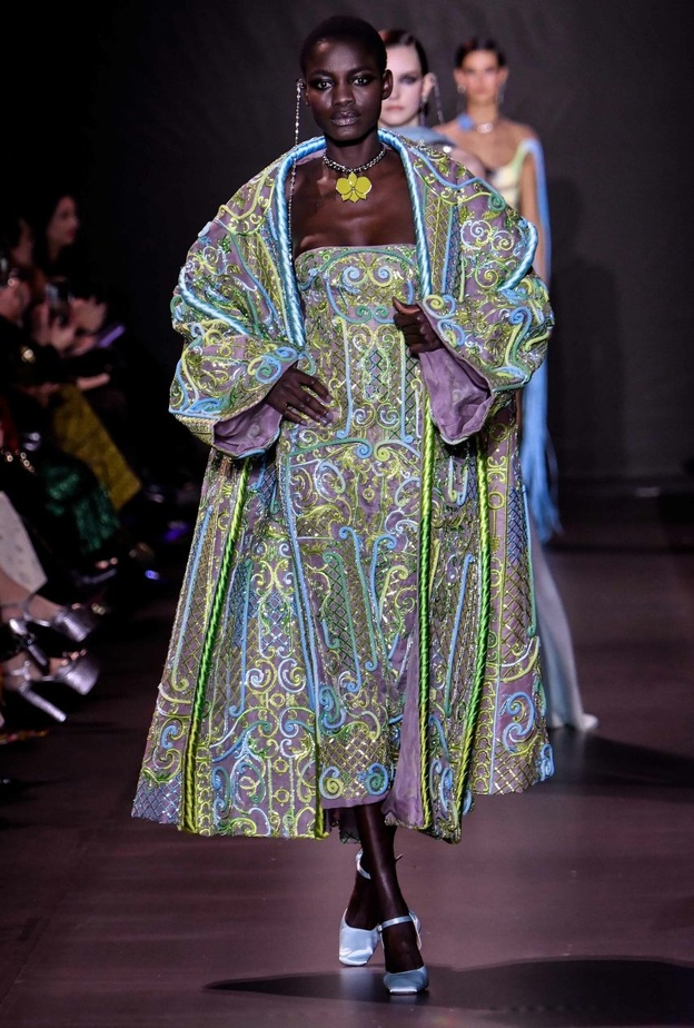 البلايزر والكاب يسيطران على موضة فساتين هوت كوتور ربيع وصيف 2023 والنجمات يعتمدن هذه الصيحة الفخمة!