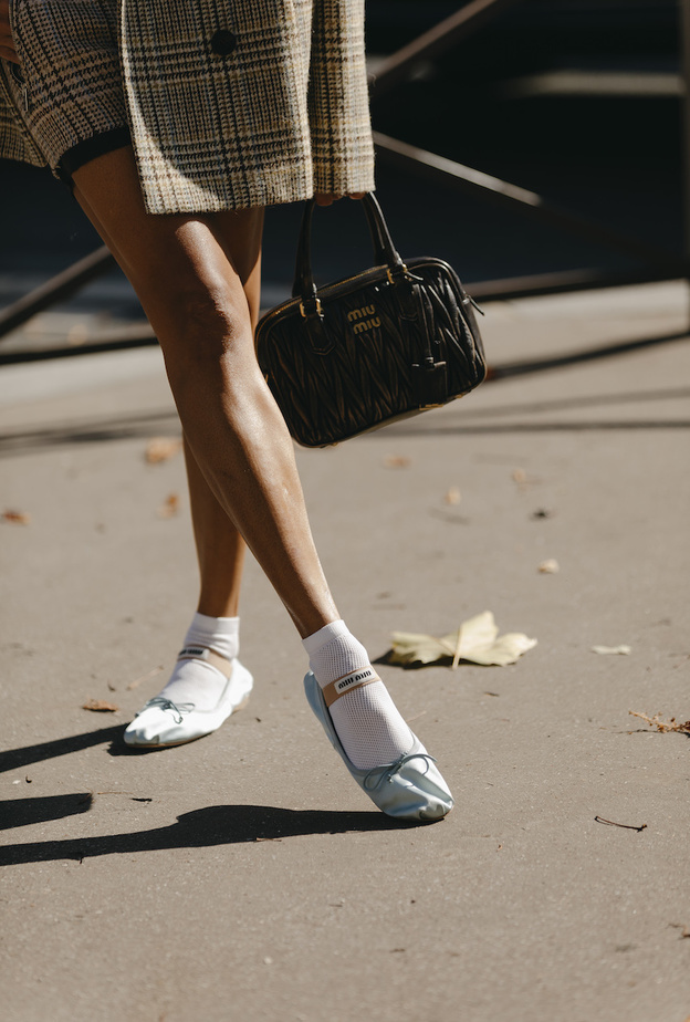 أحذية البالرينا من عالم الرقص إلى أبرز صيحات الموضة 2023