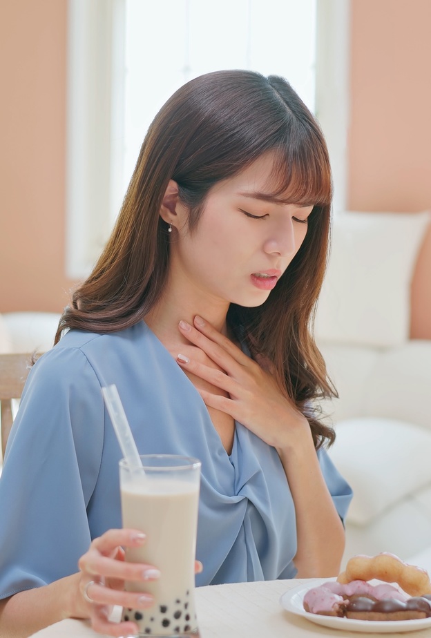 حرقة المعدة ومرارة الفم أحد أعراض الالتهاب المعدي المريئي