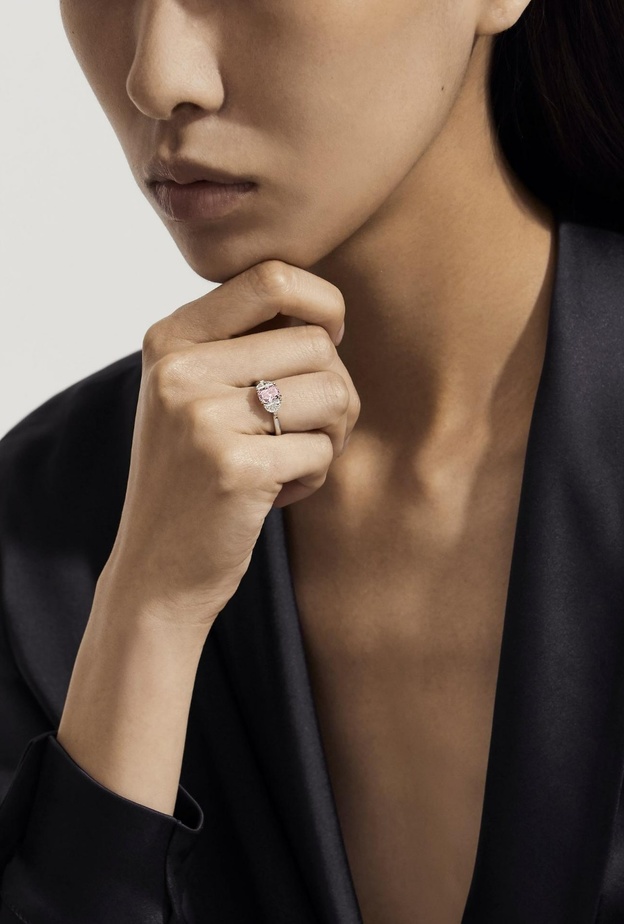 خاتم مرصع بالألماس الوردي من دي بيرز De Beers