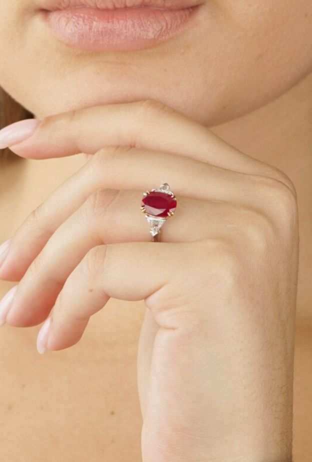 خاتم مرصع بالألماس والروبي البورمي من هاري وينستون Harry Winston - الصورة عن سوذبيز Sotheby's 