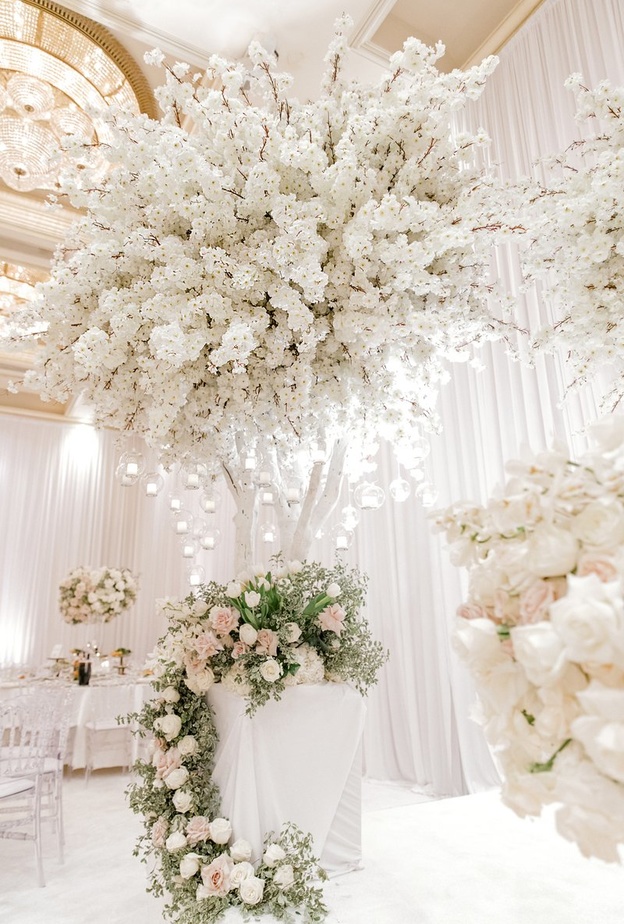 حفل زفاف ربيعي بزهرة الكرز مستوحى من حفل زفاف الأميرة إيمان