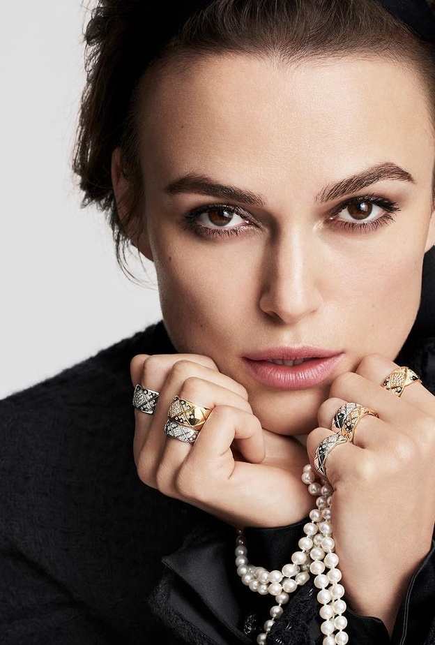 اكتشفي مجوهرات كيرا نايتلي Keira Knightley الأيقونية من الدور العالمية المختلفة