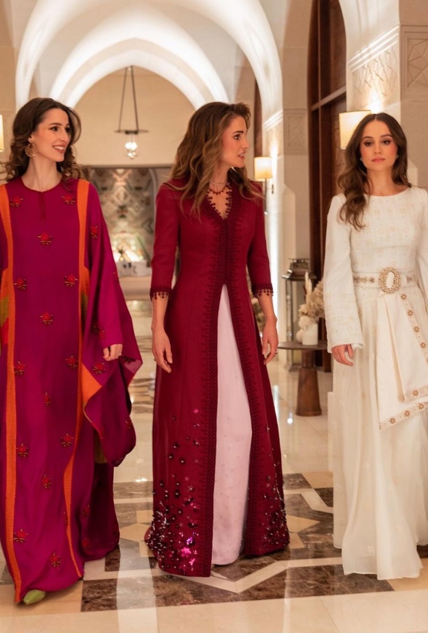 رجوة آل سيف بالثوب المتفت من فنون التراث بجانب الملكة رانيا والأميرة إيمان في ليلة حنتها