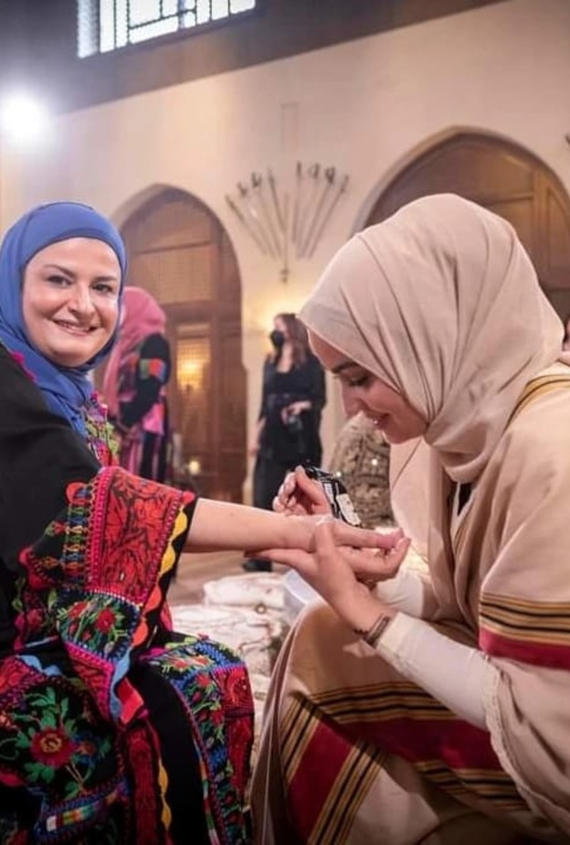 زين الشرف تقوم برسم الحناء على يد ضيوف الأميرة إيمان 