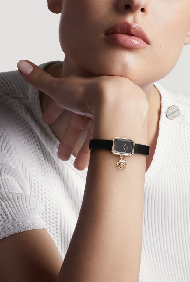 تصاميم ساعات ذهب أصفر فخمة بارزة لصيف 2023